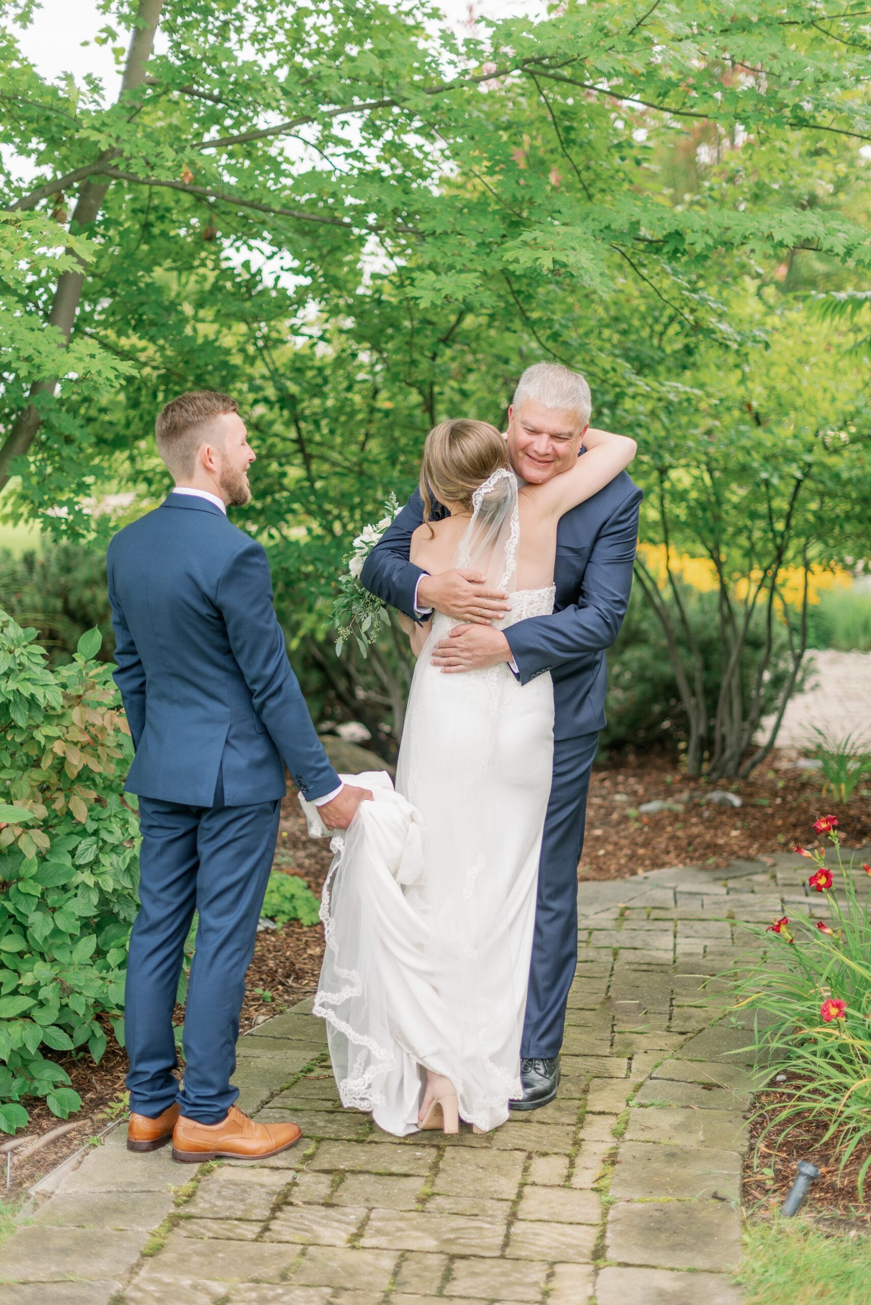 Bride hugging father at Barrie, Ontario wedding. Photographed by Maranda Elysse.