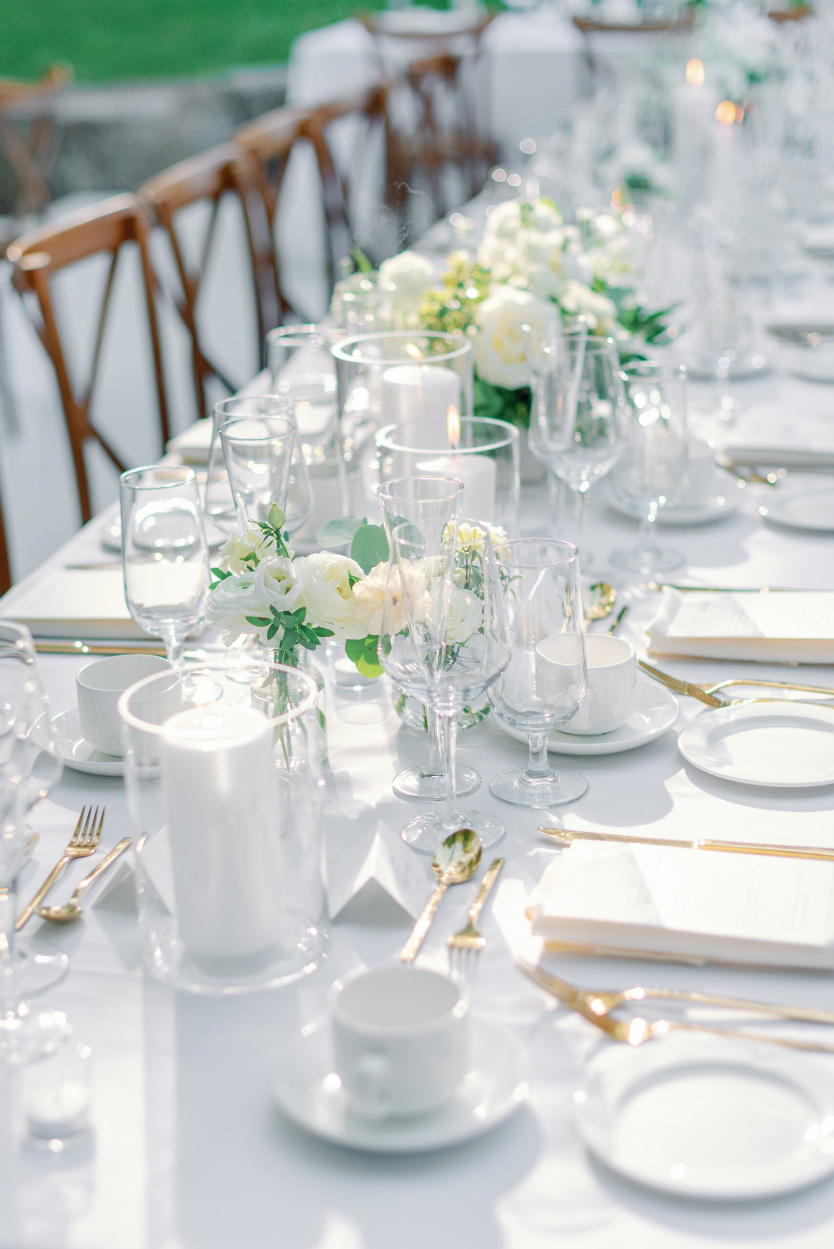 White and gold table setting at wedding.
